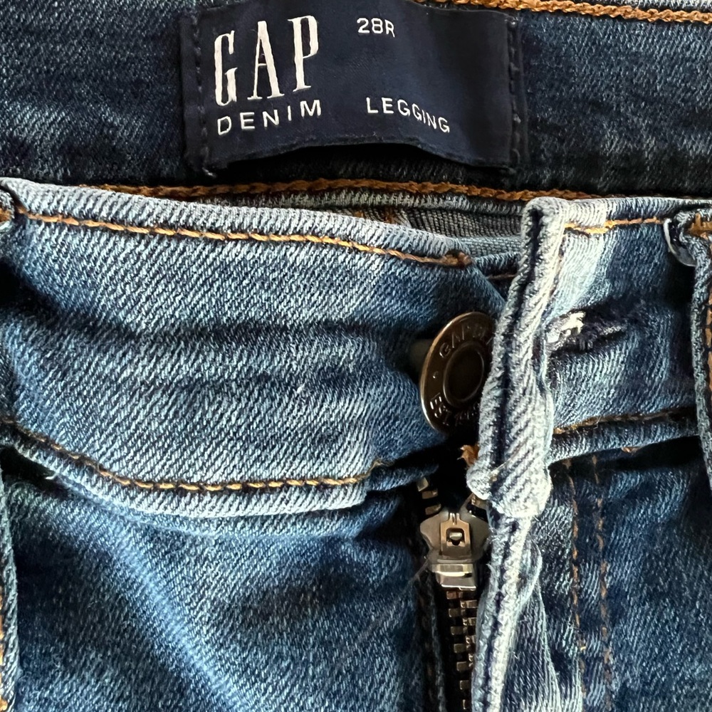Gap legging jeans with distressing. Size 6.